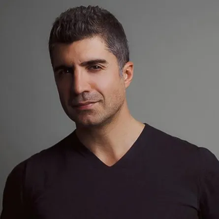 ما حقيقة طلاق أوزجان دنيز وزوجته فايزة أكتان بسبب فارق السن بينهما؟