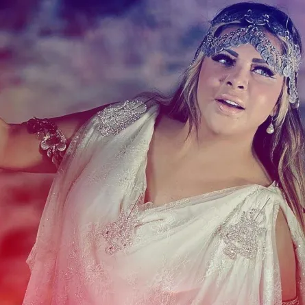 فلة الجزائرية تكشف عن وجهها بعد التجميل