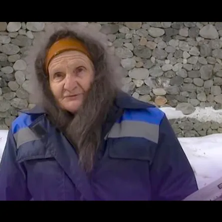 شاهد.. ثمانينية روسية تقطع عشرات الكيلومترات أسبوعياً لتسلم البريد