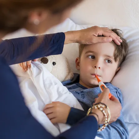 كيف أعالج طفلي من الحمى والرشح؟