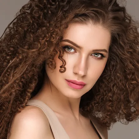 لو لديك شعر كيرلي.. 5 طرق اتبعيها في روتينك اليومي