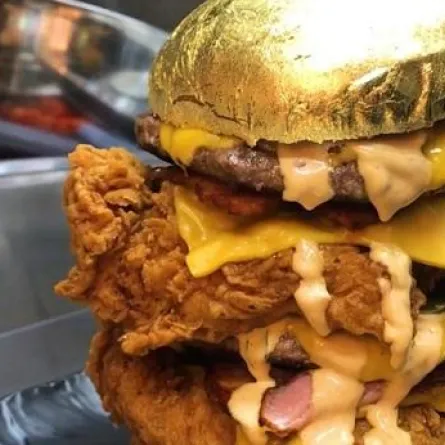 مطعم يقدم لزبائنه برغر مع الذهب