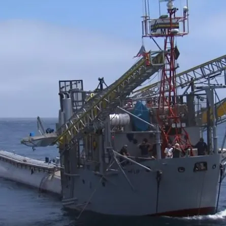 شاهد.. باحثون يطورون سفينة عملاقة تقف وتبحر "رأسيـاً" في المحيطات