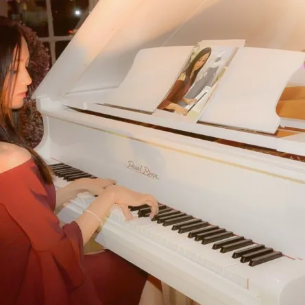 عازفة البيانو السعودية في منتدى "دافوس" إيمان قستي: السعوديات سيثرين تراث بلدهن الموسيقي