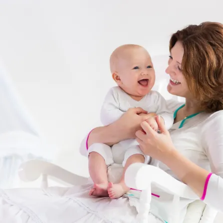 الطفل في الشهر الثالث داعبيه وشاغبيه...لينمو