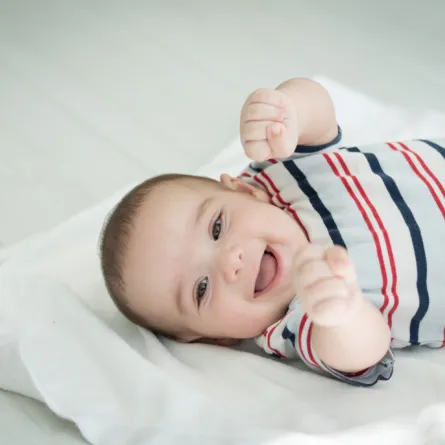 الطفل في شهره الرابع يفرق بين الوجوه ويقلق من الغريب