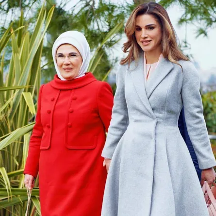 كيف نسقت الملكة رانيا ألوان الموضة في 2019