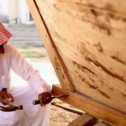 موسم الشرقية" يعيد حرفة صناعة السفن الخشبية