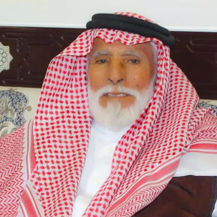 معلم سعودي يستقطع من راتبه لينير قريته بالعلم