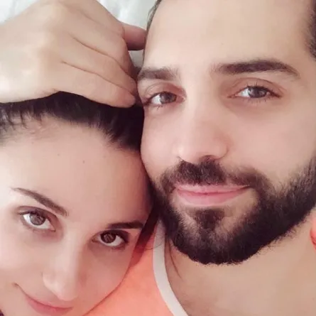 محمد باش يتغزّل بزوجته في عيد زواجهما الأول