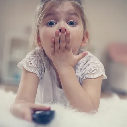 هل هناك علاقة بين مشاهدة التليفزيون وتأخر اللغة عند الأطفال؟