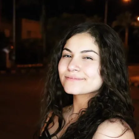 ابنة ادوارد مطربة شابة تخطف الأنظار بجمالها والجمهور يشيد بصوتها