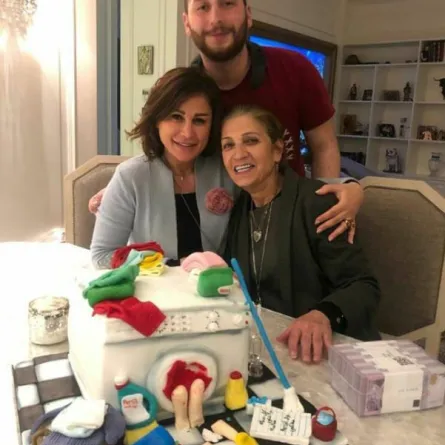 أصالة وريم وأماني وأنس نصري يحتفلون بعيد ميلاد والدتهم