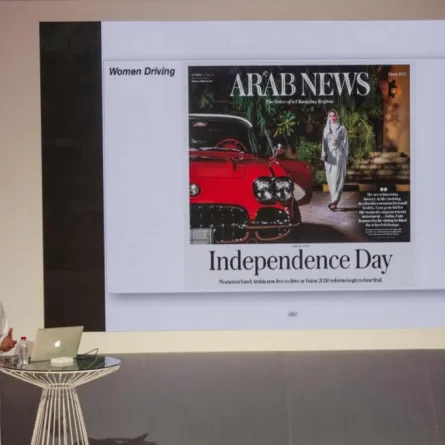 عرب نيوز تنظّم ورشة عمل "فن الصورة" في منتدى الإعلام العربي المصوّر السعودي زياد العرفج يعلّم الطلاب كيفية التقاط الصورة الشخصية المثالي