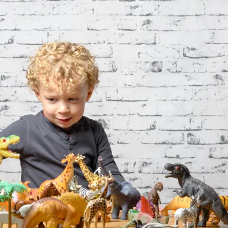 خبراء ألمان: اهتمام الطفل بعالم الديناصورات دليل على ذكائه