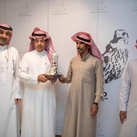 نادي الصقور يكرم المواطن عبيد الرشيدي