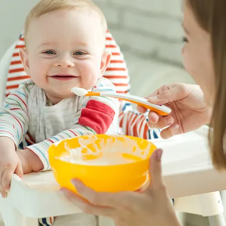 طعام طفلك في الشهر الخامس تستطيعين الاستغناء عن وجبة أو وجبتين!