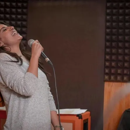 بالصور: تلقائية ياسمين علي في بروفة حفلها الغنائي