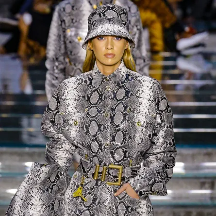 اختاري بدلة جلد الثعبان بأسلوب نيكول سابا وجويل مردينيان 