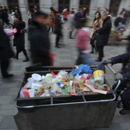 في الصين: تكريم «عامل نظافة».. يتبرع منذ 30 سنة للأطفال الفقراء.. فكم راتبه؟