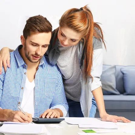 كيف تساعدين زوجَك على الادخار؟!