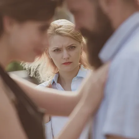 أسباب الغيرة في الحب.. ومتى تصبح غيرة مرضية؟