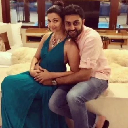 صور..إيشواريا راي وأبهيشيك باتشان بحتفلان بذكرى زواجهما الـ12 في المالديف