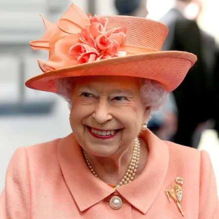 طفل ميغان ماركل والأمير هاري يتلقى هدية ثمينة وتاريخية من الملكة اليزابيث... وهذا هو وزنه