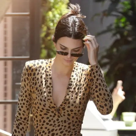 كيندال جينير تلهمكِ إطلالة مسائية جريئة