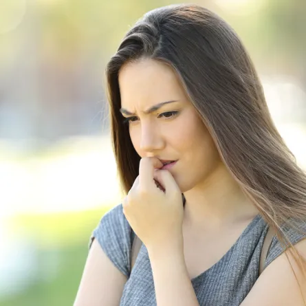 طرق لمساعدة المراهقات على تجاوز الشعور بالقلق والاكتئاب