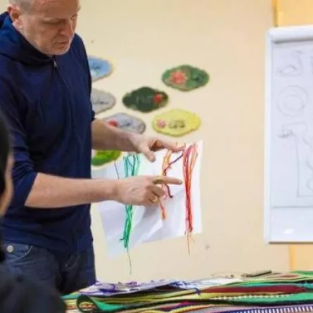 مصمم عالمي يدرِّب حِرفياتٍ ومصمِّماتٍ سعودياتٍ على فَنِّ تصميم الأزياء