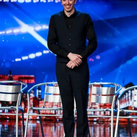 بريطاني يدخل موسوعة غينيس بحمله 11 كرسي على ذقنه!