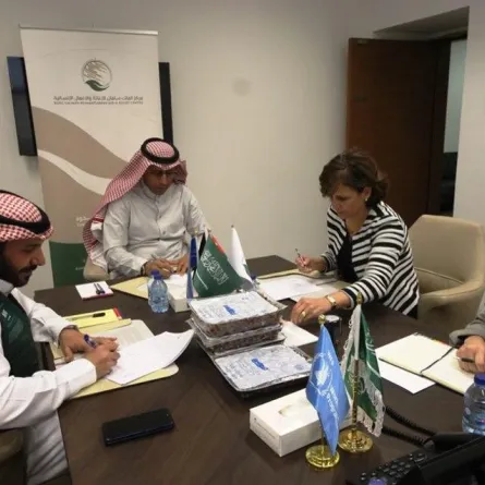 مركز الملك سلمان يسلم 480 طنًا من التمور لبرنامج الغذاء العالمي