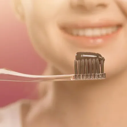 دراسة تحسم الجدل.. حول فوائد الفحم في تنظيف الأسنان