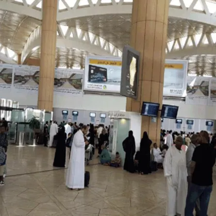 أبناء وبنات منسوبي مطارات الرياض يوزعون وجبات إفطار صائم للمسافرين