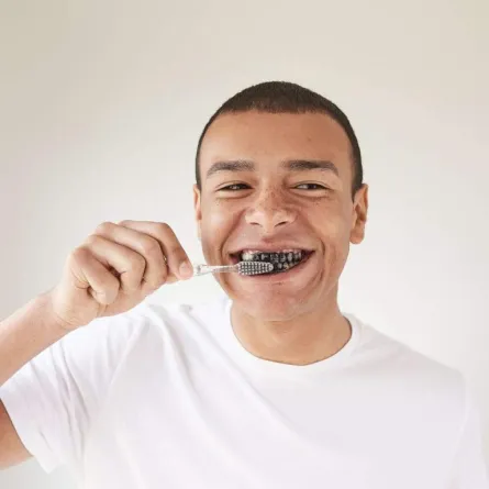 دراسة تحذر: خطورة معجون الفحم على الاسنان قد تصل للسرطان