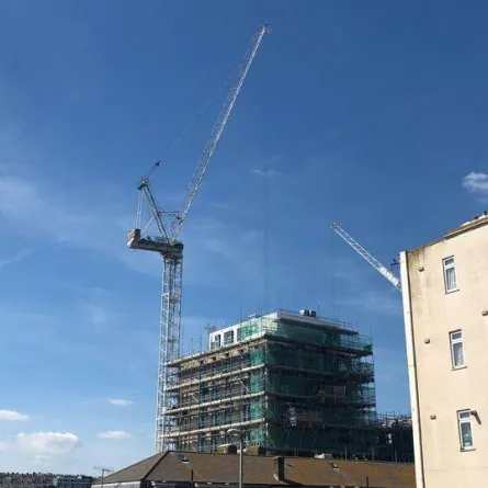 مغامر يصعد على رافعة بطول 60 مترًا لالتقاط سيلفى!