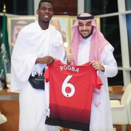 نجم المنتخب الفرنسي بوجبا يؤدي مناسك العمرة