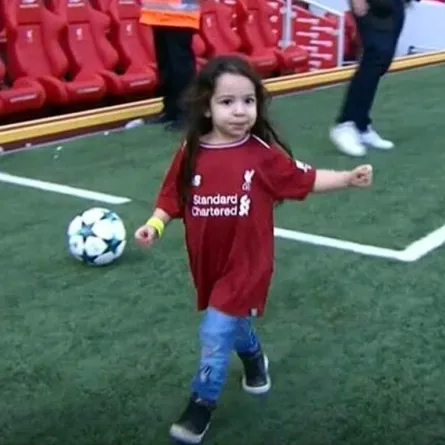 الفيفا يهدي ابنة محمد صلاح جائزة هدف الموسم