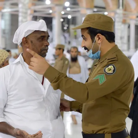 في لفتة انسانية رجل أمن سعودي يحمل مسن داخل الحرم 