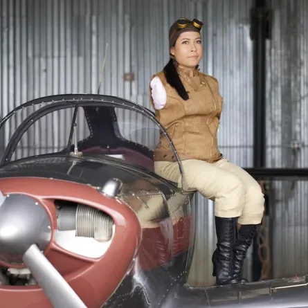 قائدة طائرة ترفض الأطراف الاصطناعية وتقود بقدميها