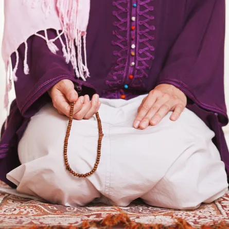 أريد الاعتكاف فى المسجد مع عدد من الصديقات وزوجى يرفض