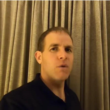 يدخل موسوعة غينيس للمرة 101 بفرقعة 200 بالونة بـ14 ثانية