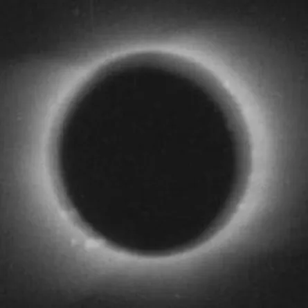 عمره 119 عاماً.. عرض أقدم فيلم فلكي بالعالم لظاهرة "كسوف الشمس"