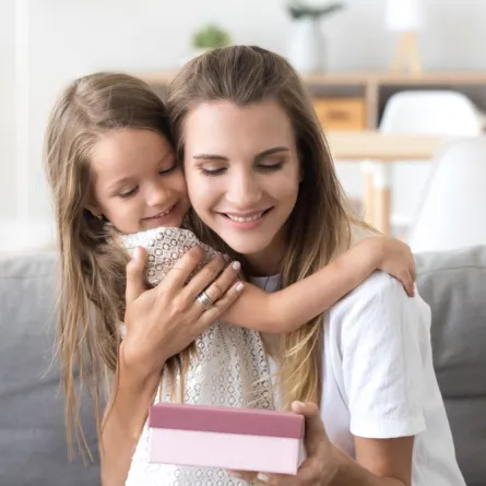 كيف تعلمين طفلك تقديم الهدية؟ 