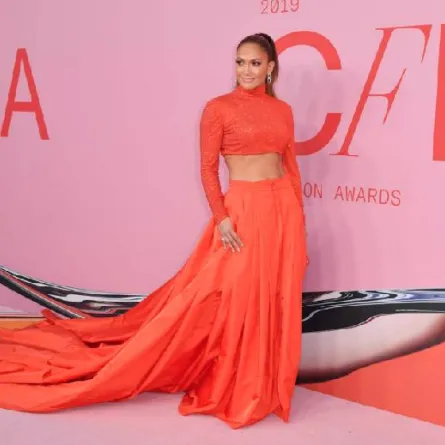 جوائز CFDA جيجي حديد الأغرب وجنيفر لوبيز الأجرأ