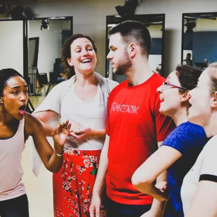 المسرح الأحمر يستعد لاستضافة عمل استثنائي لأغاني البوب الأسطورية