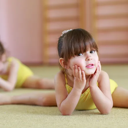 طفلة بريطانية بلا أطراف تمارس الجمباز بعزيمة ومهارة