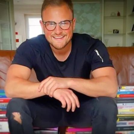 مدرس بريطاني يجني 42 ألف دولار سنويًا من الكتب المستعملة