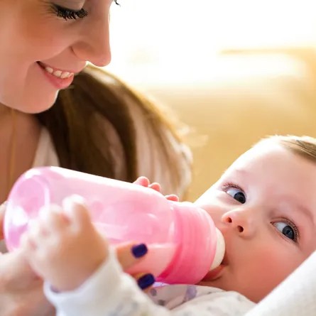 كل ما يجب معرفته عن استفراغ الرضيع